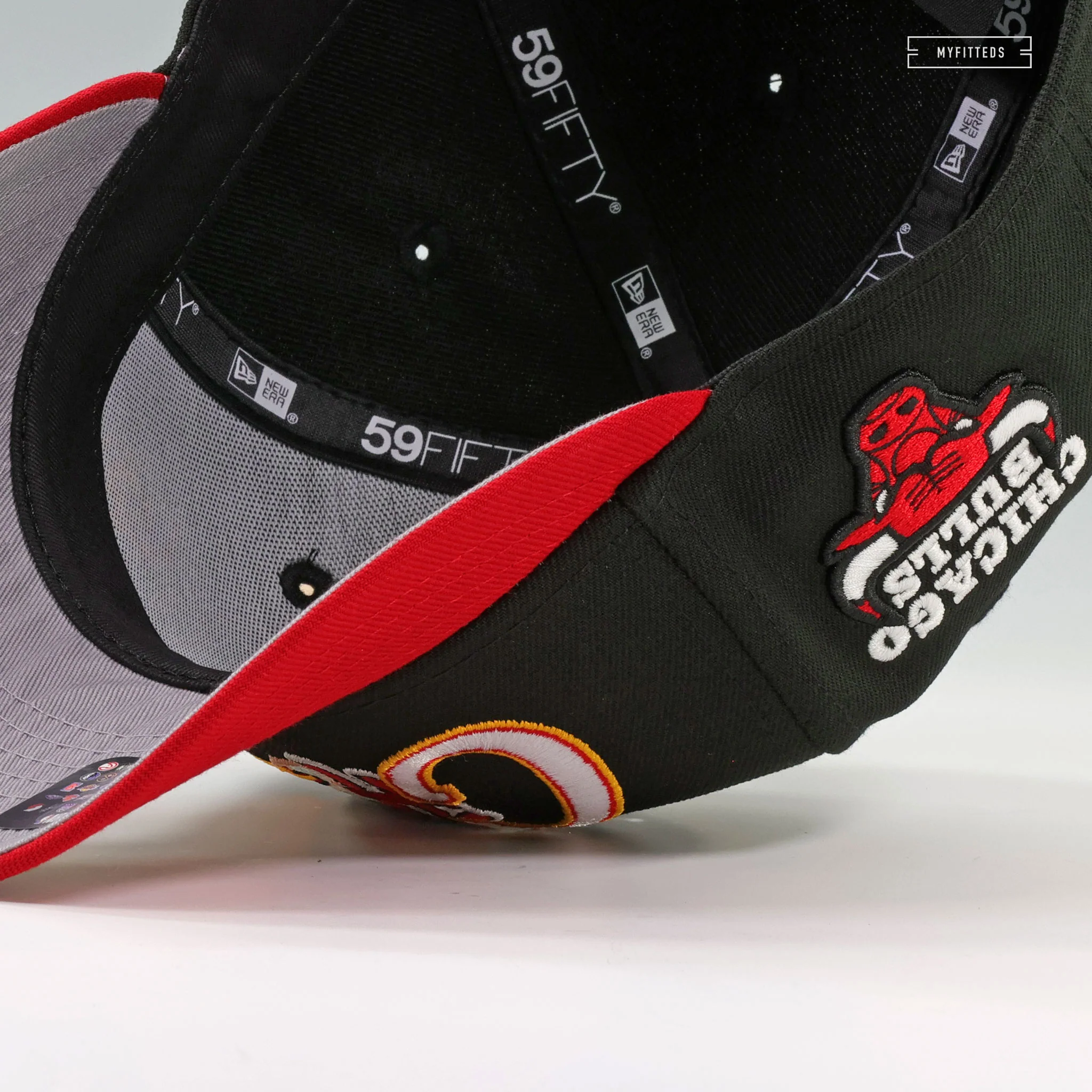 CHICAGO BULLS GRAFFITI 2 TONE JET BLACK SCARLET NEW ERA FITTED CAP - Image 6